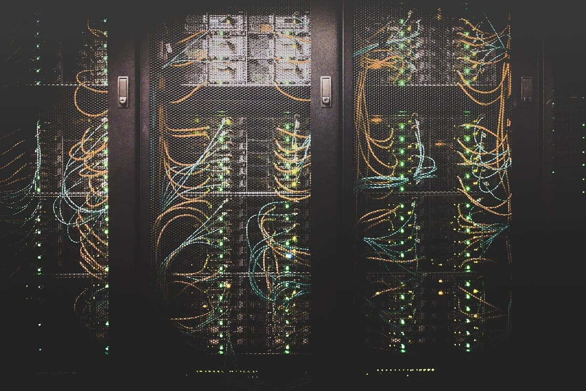 مبدل شبكة داخل حامل خوادم مع تمديدات كابلات منظمة